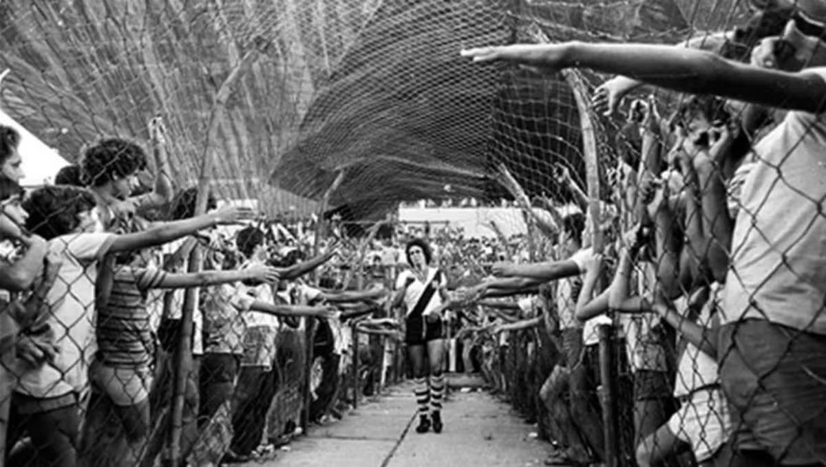 Roberto Dinamite no Estádio Lus-Brasileiro