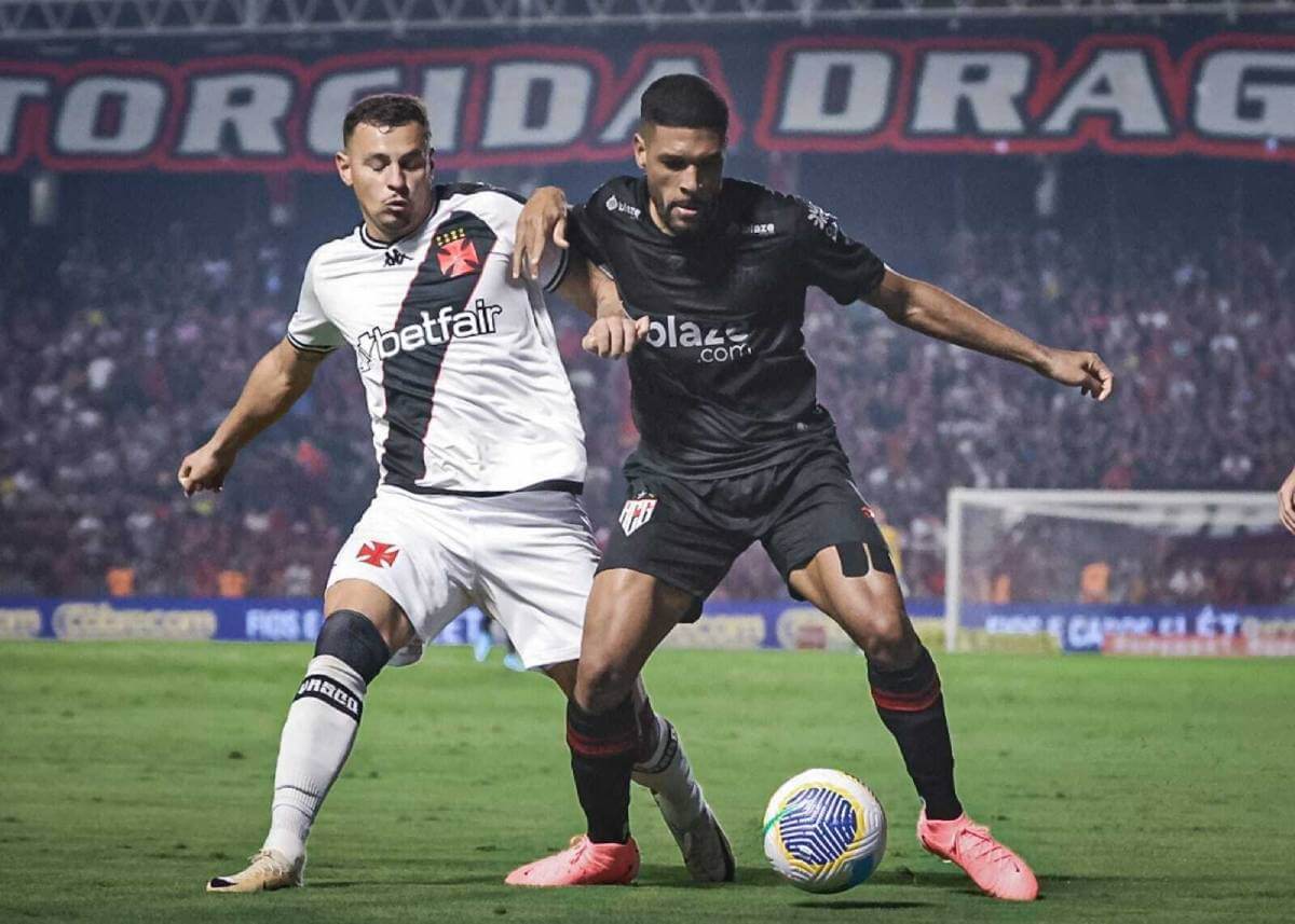 Hugo Moura em jogo contra o Atlético-GO