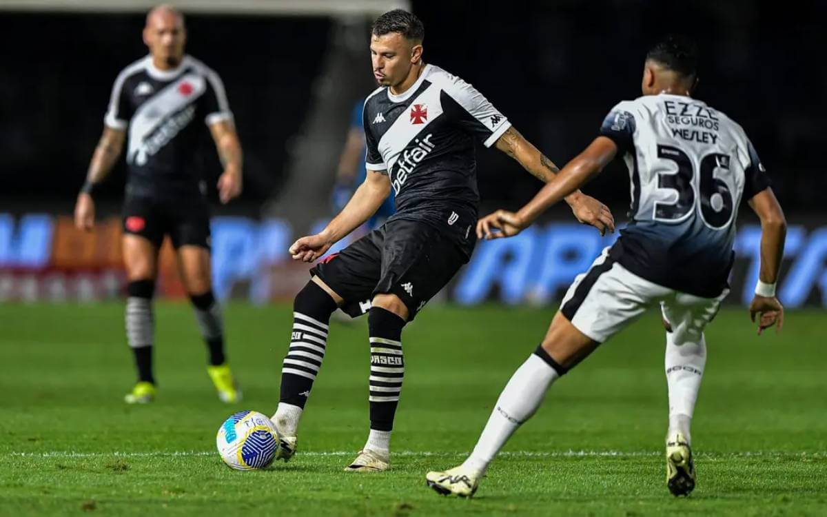 Hugo Moura em jogo contra o Corinthians