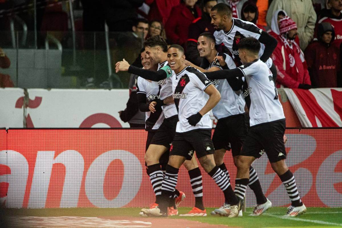 Jogadores do Vasco comemorando gol contra o Internacional