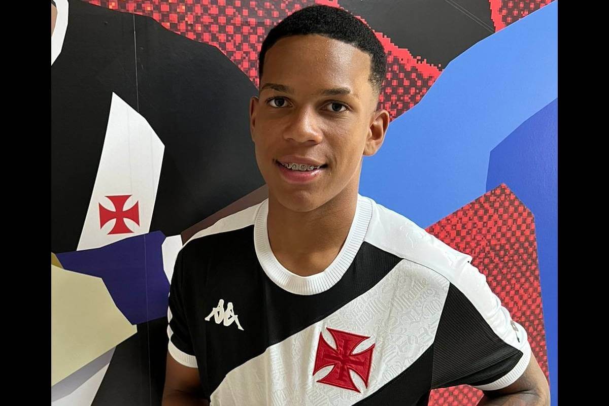 Léo Félix assina contrato profissional com o Vasco