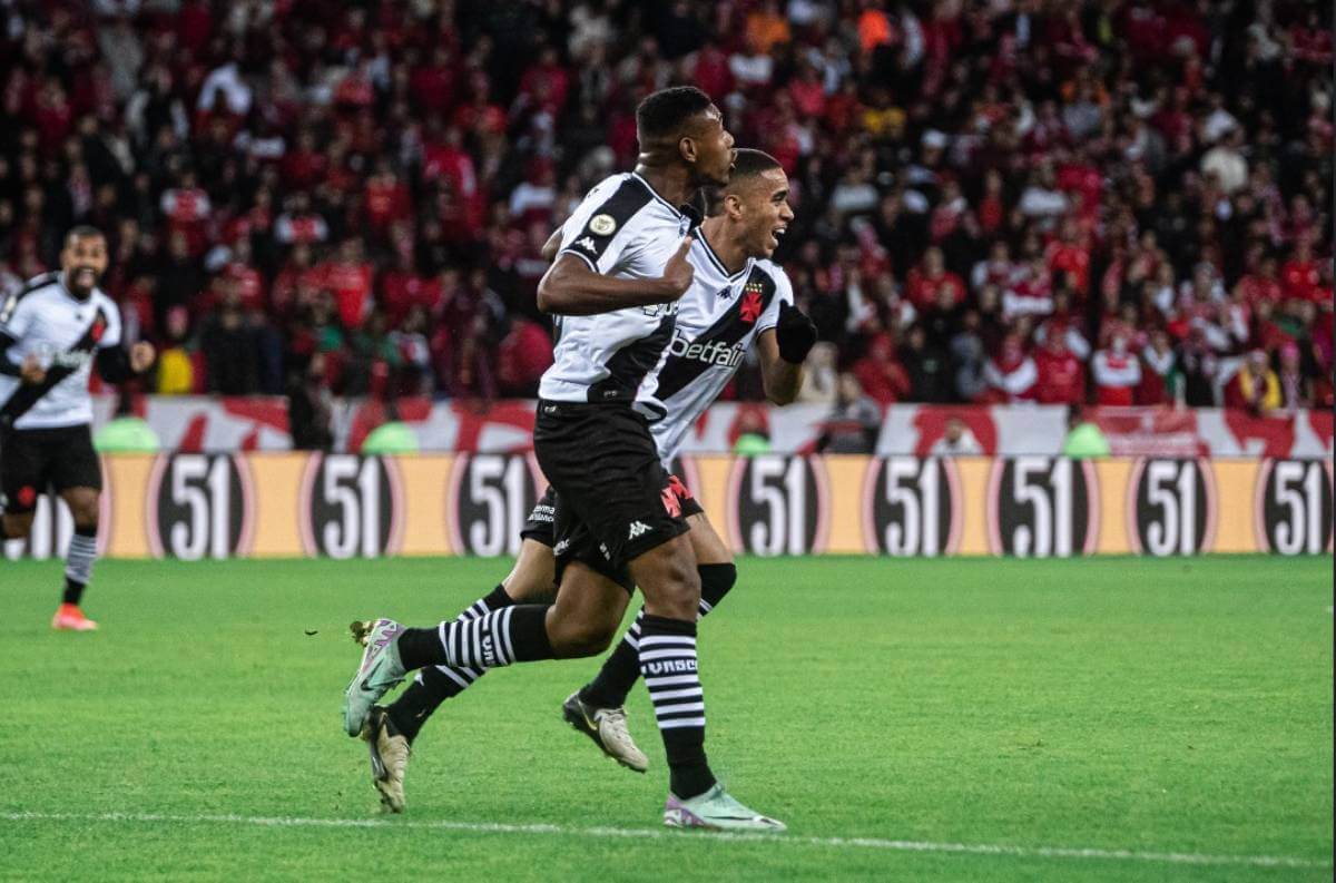 Lyncon comemorando gol contra o Internacional