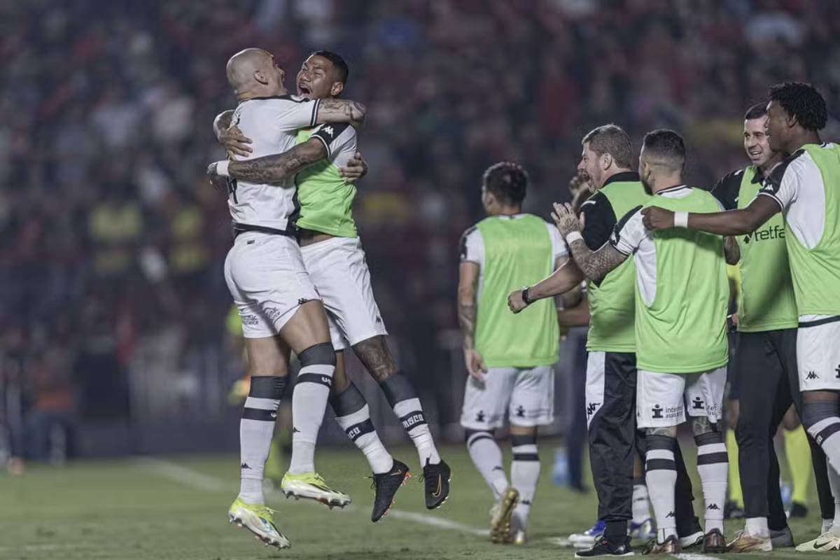 Jogadores comemorando vitória do Vasco