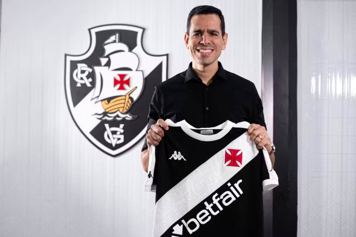 Marcelo Sant'Ana com a camisa do Vasco