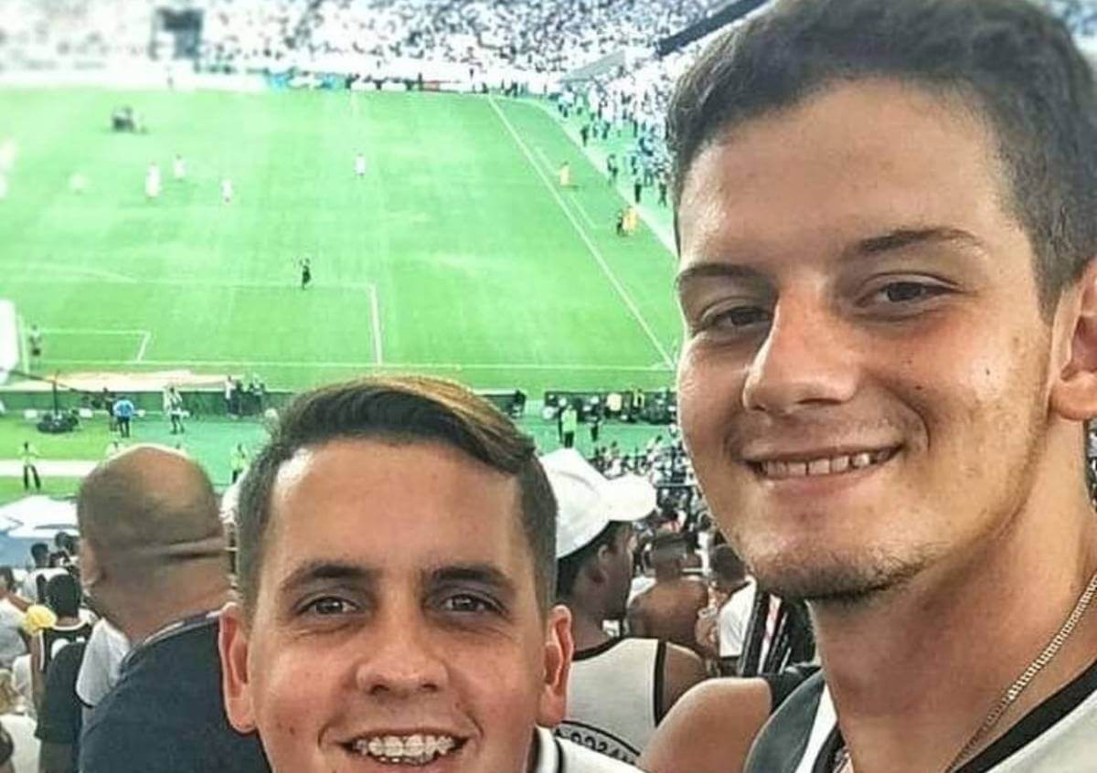 Marcus D'Almeida vestido com a camisa de organizada do Vasco no Maracanã