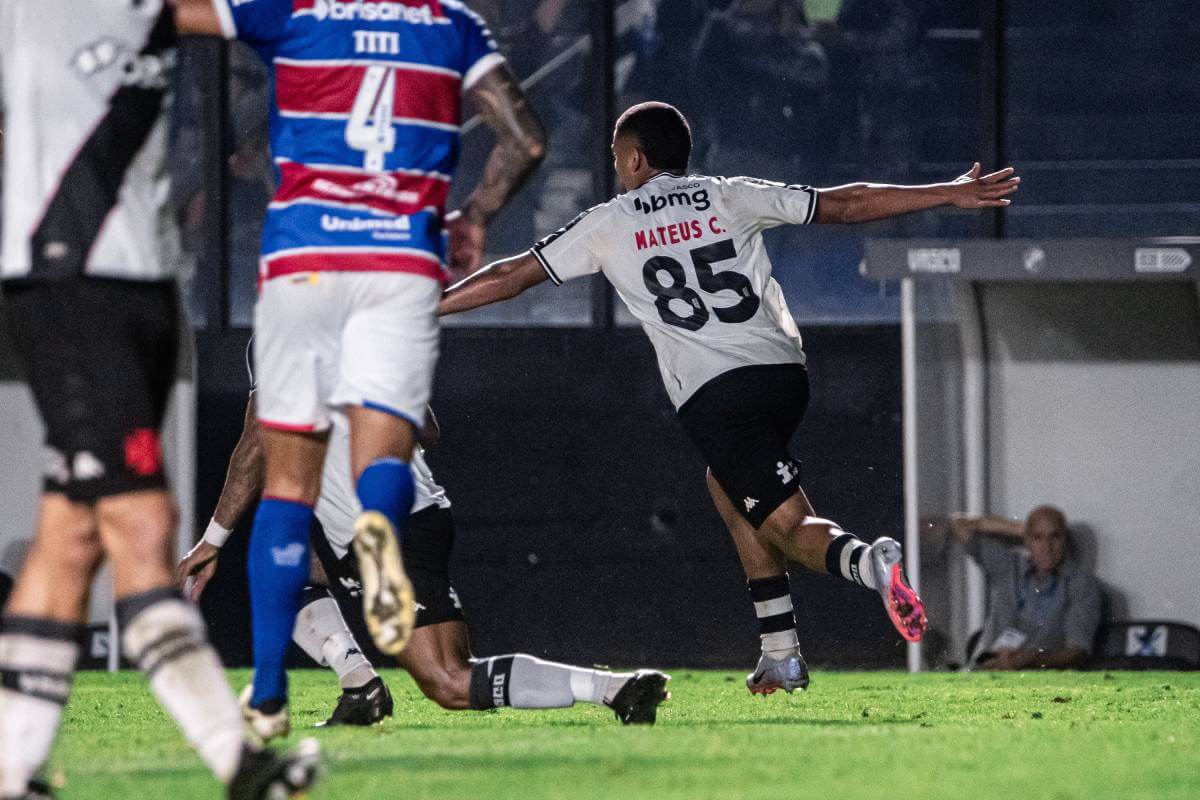 Mateus Carvalho comemorando gol contra o Fortaleza