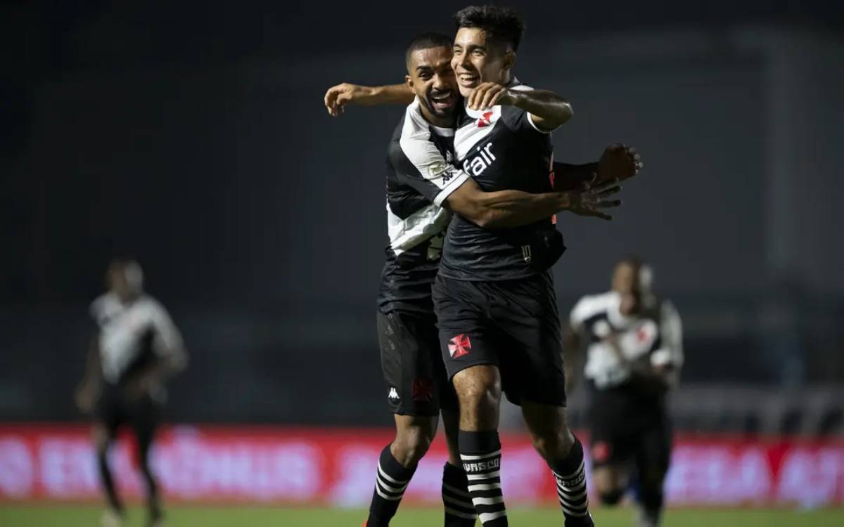 Sforza comemorando gol pelo Vasco com Paulo Henrique