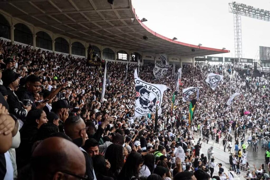 Vascaínos presentes na apresentação de Coutinho em São Januário 