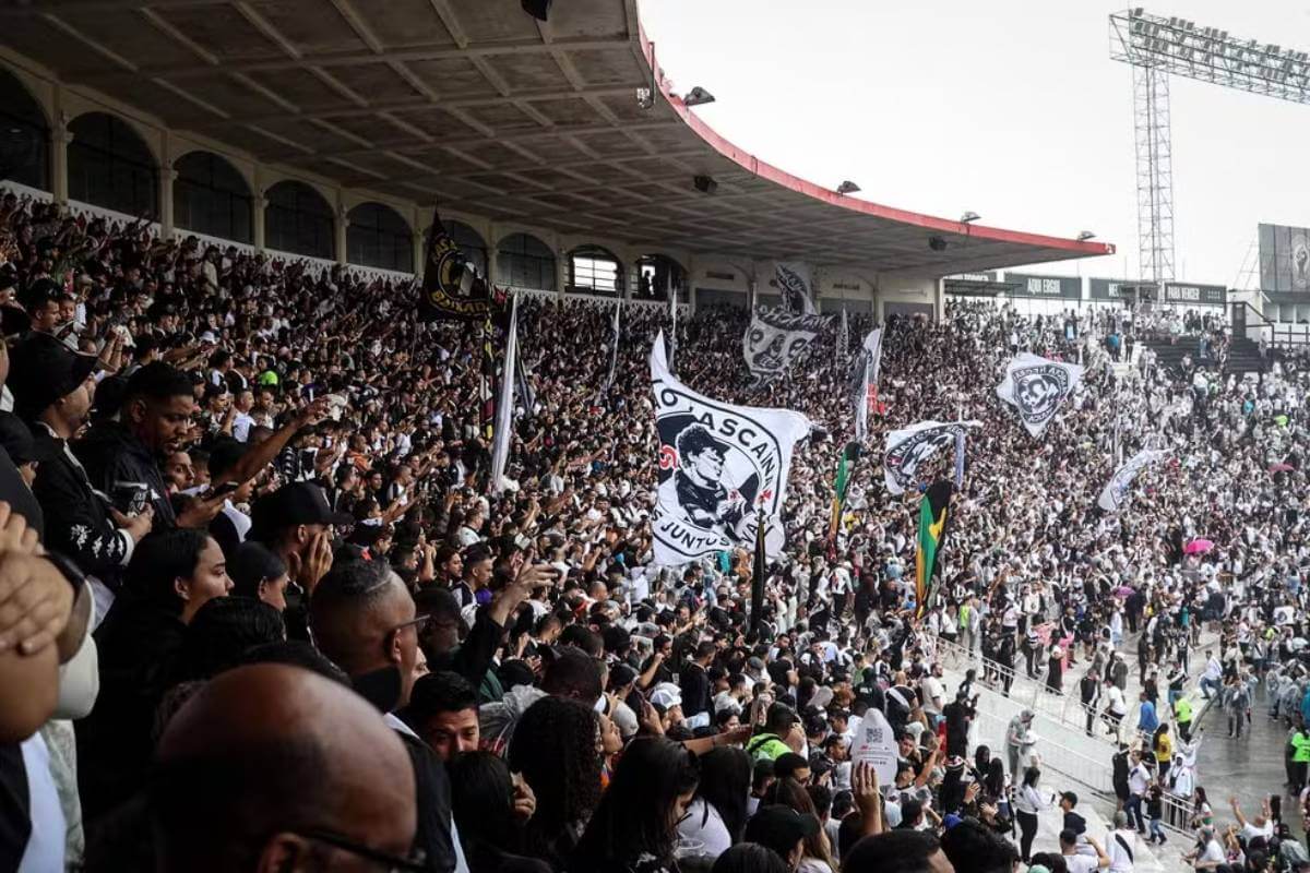 Vascaínos presentes na apresentação de Coutinho em São Januário