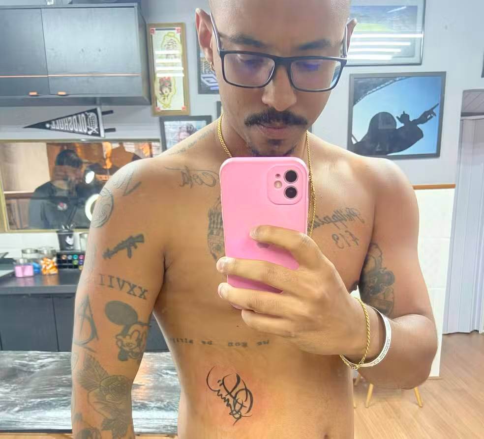 Vascaíno tatua autógrafo de Coutinho