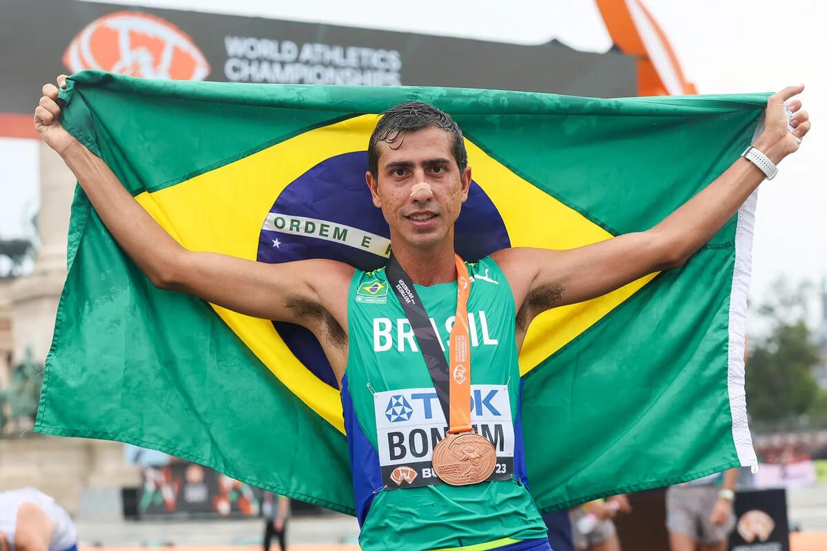 Torcedor do Vasco, Caio Bonfim conquistou a primeira medalha do Brasil na marcha atlética