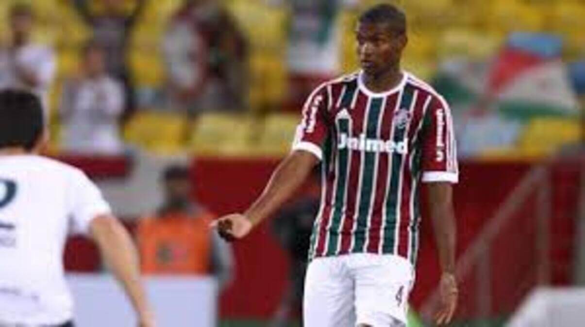 Marlon em ação pelo Fluminense