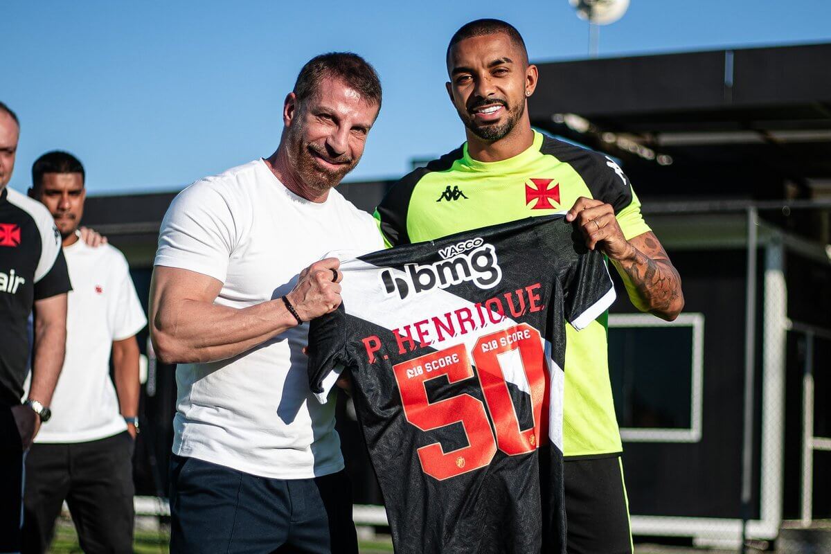 Paulo Henrique recebe camisa pelos 50 jogos no Vasco