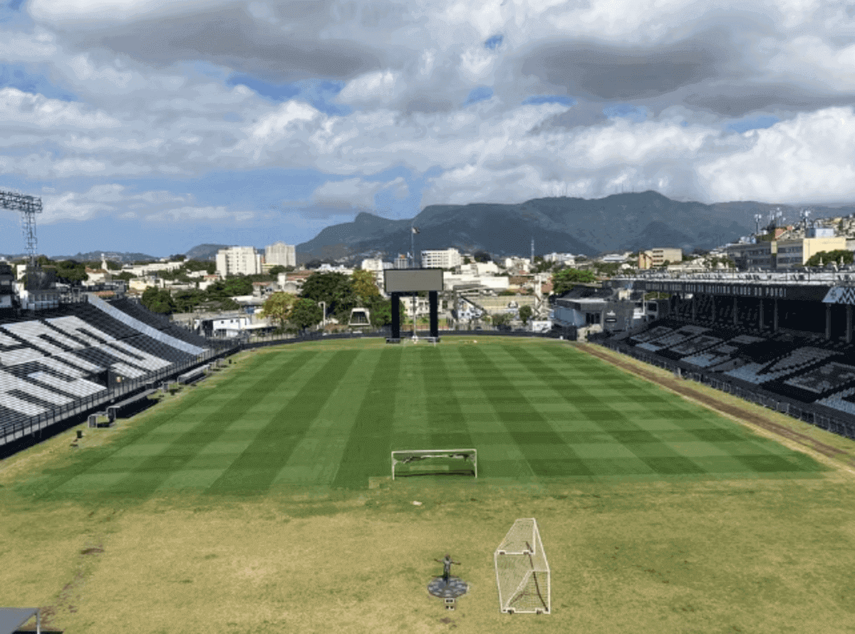 Gramado de São Januário após tratamento especial