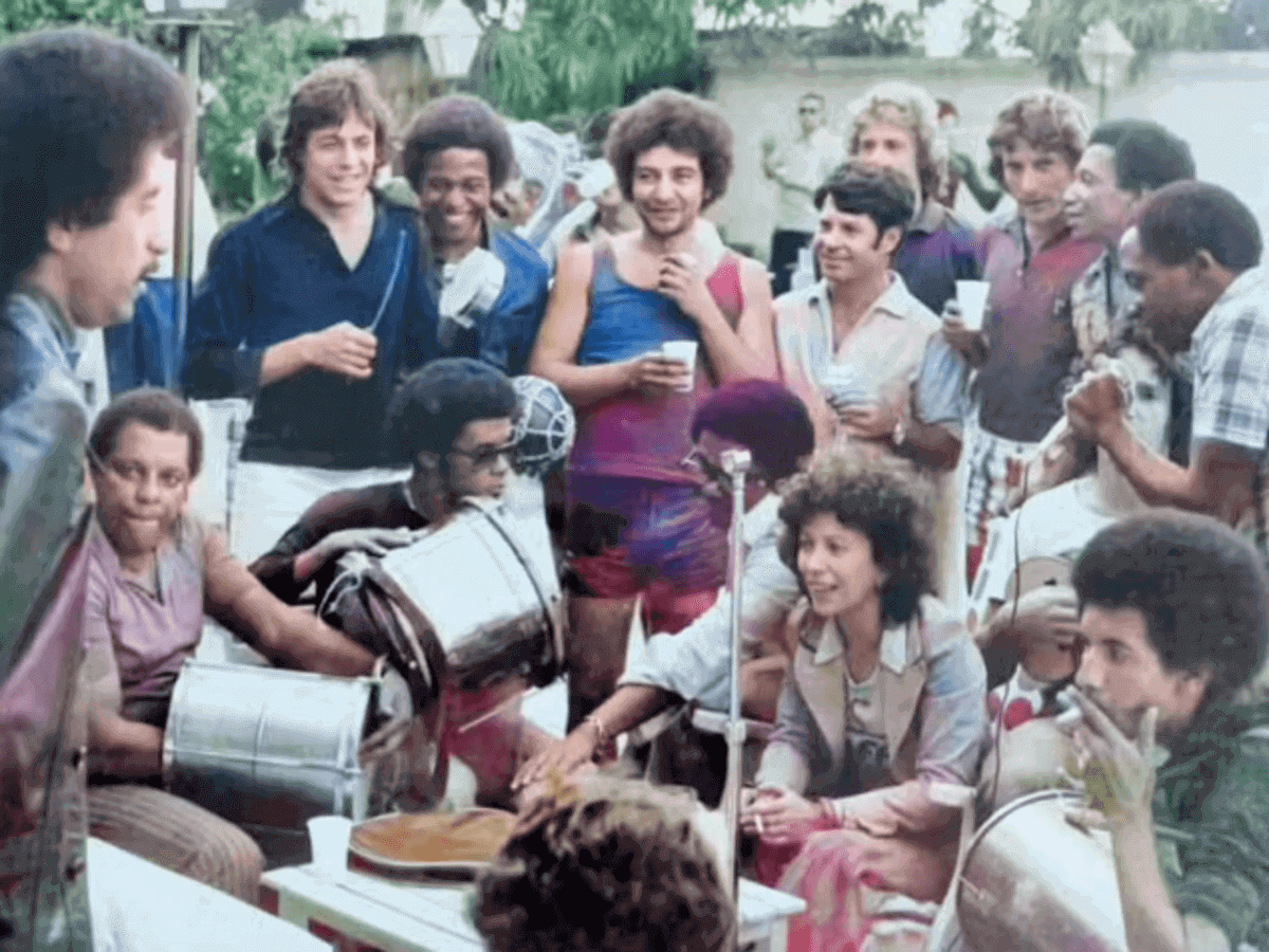 Jogadores do Vasco Alcir Portella, Galdino, Moisés e Zanatta. Entre os sambistas, Neoci, Beth Carvalho, João Nogueira