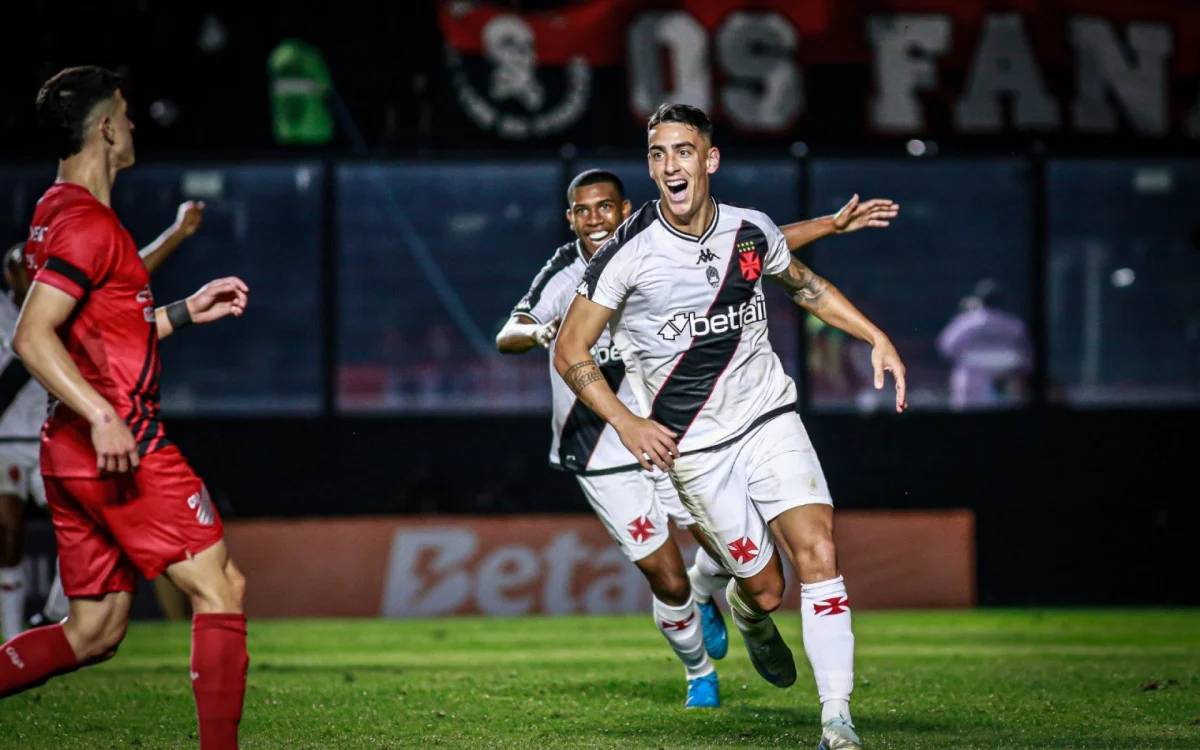 Puma comemorando gol contra o Athletico-PR