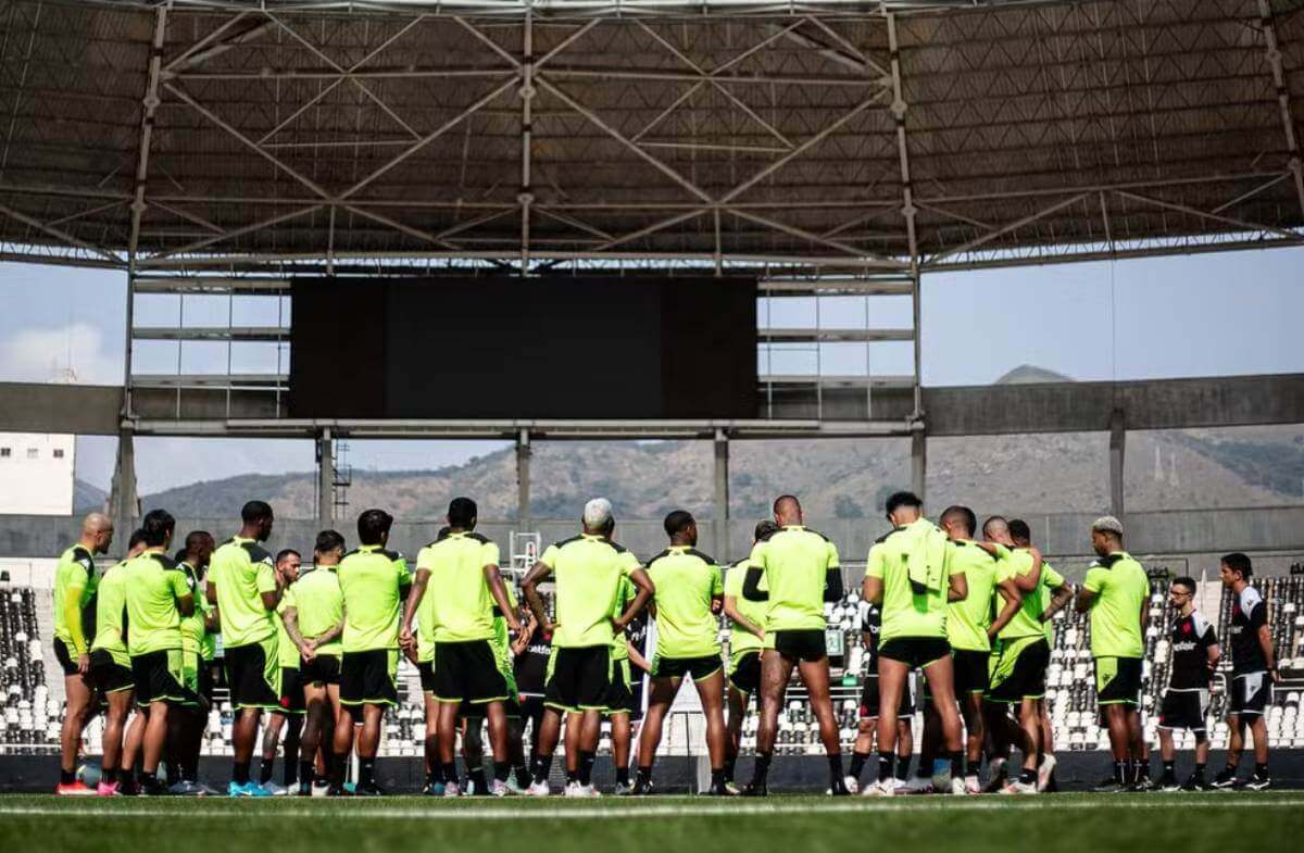 Elenco do Vasco em treino no Nilton Santos