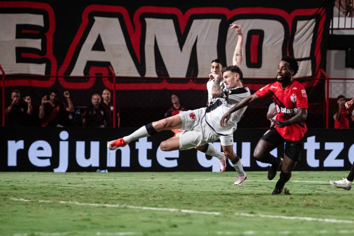 Vegetti em lance de gol contra o Atlético-GO