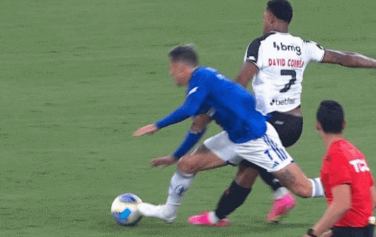 David, do Vasco, sentiu o joelho esquerdo em dividida no início do jogo contra o Cruzeiro, no Mineirão