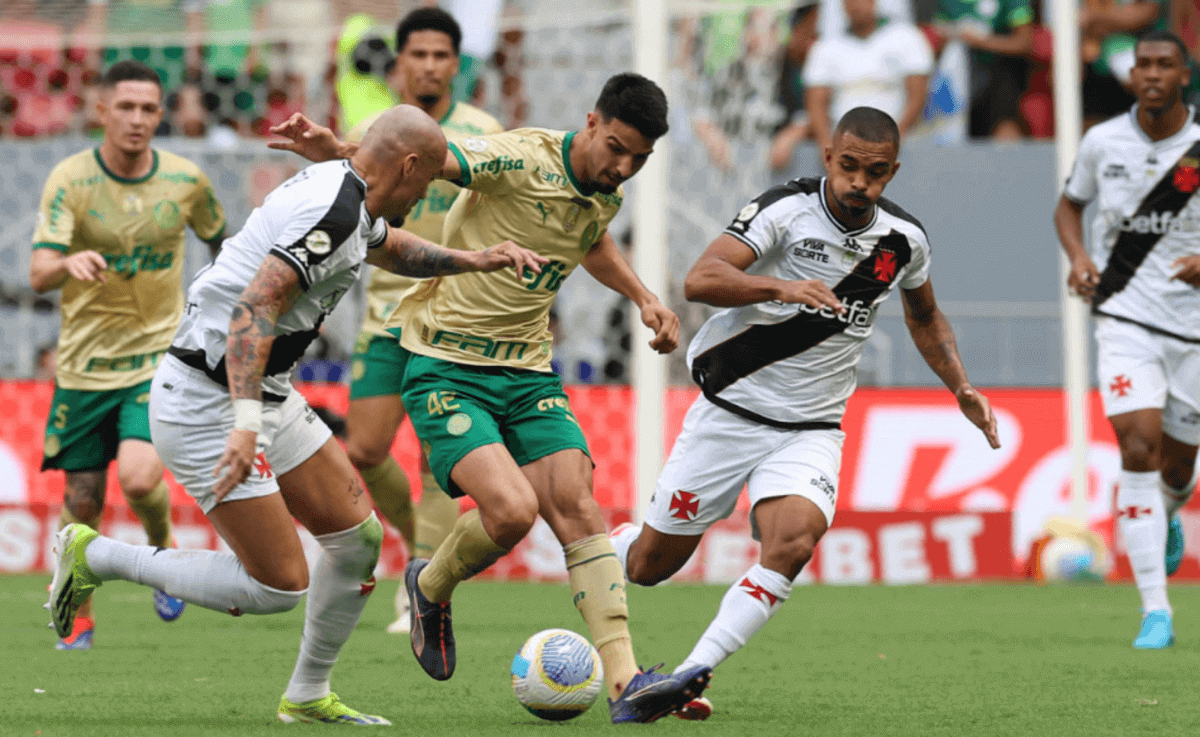 Flaco Lopez abriu o placar no confronto Vasco x Palmeiras, no Mané Garrincha, em Brasília