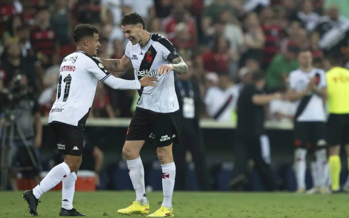 Coutinho e Vegetti comemorando gol contra o Flamengo