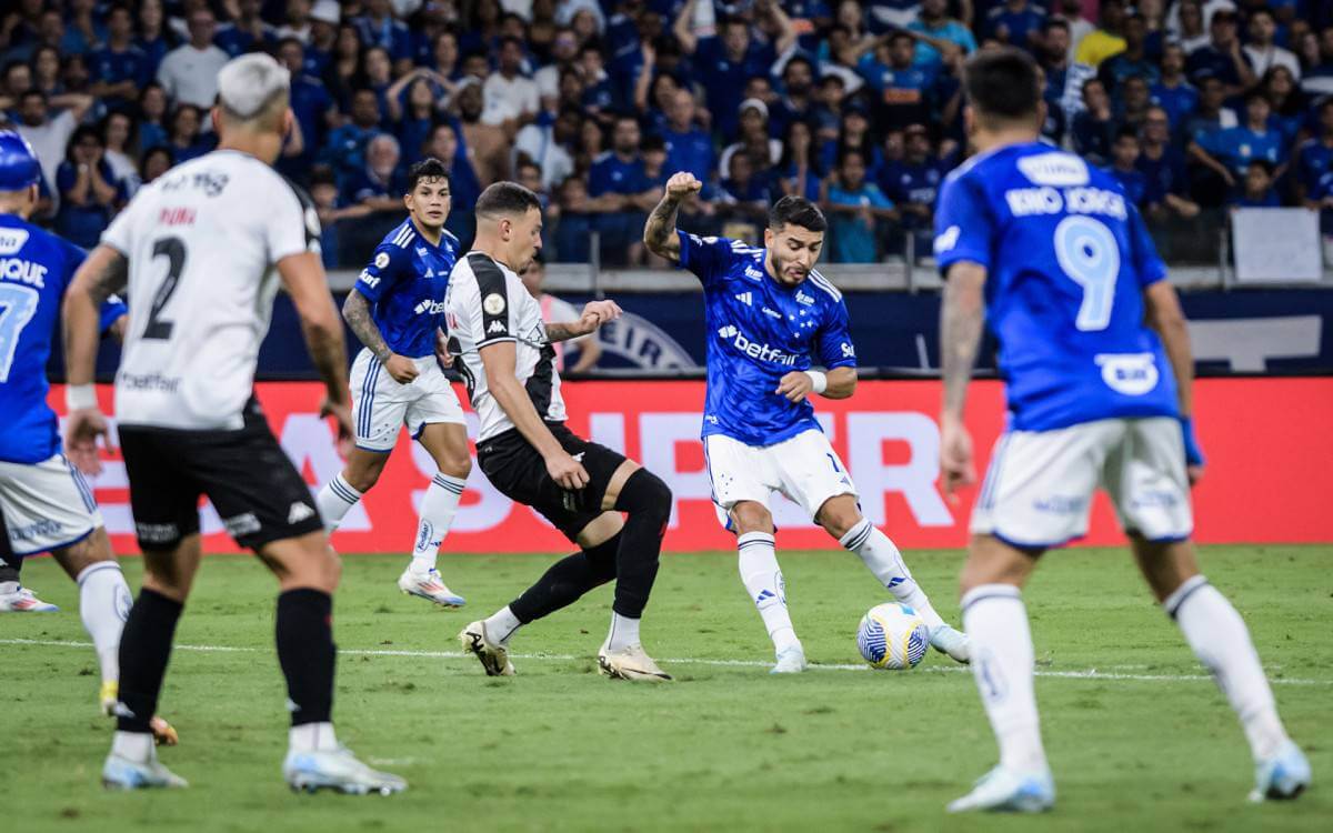 Hugo Moura em jogo contra o Cruzeiro