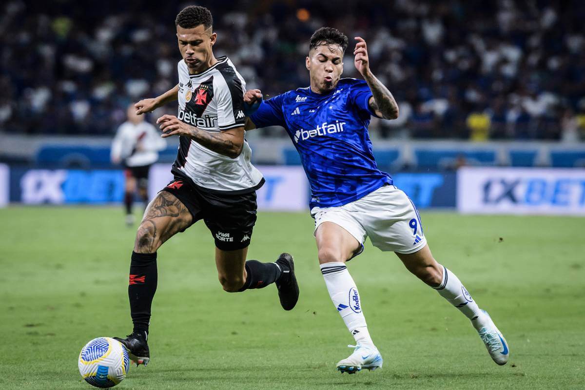 João Victor em jogo contra o Cruzeiro