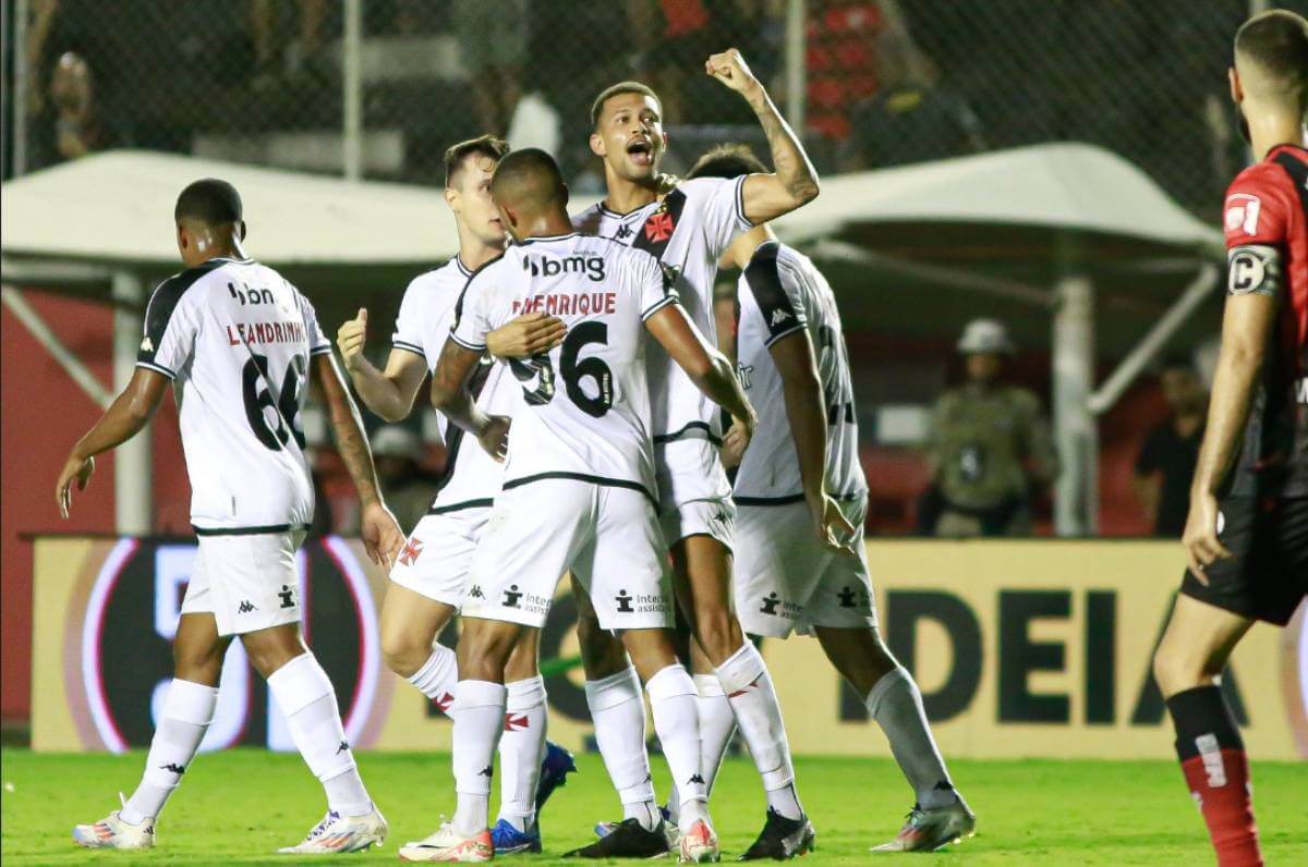 João Victor comemora gol contra o Vitória