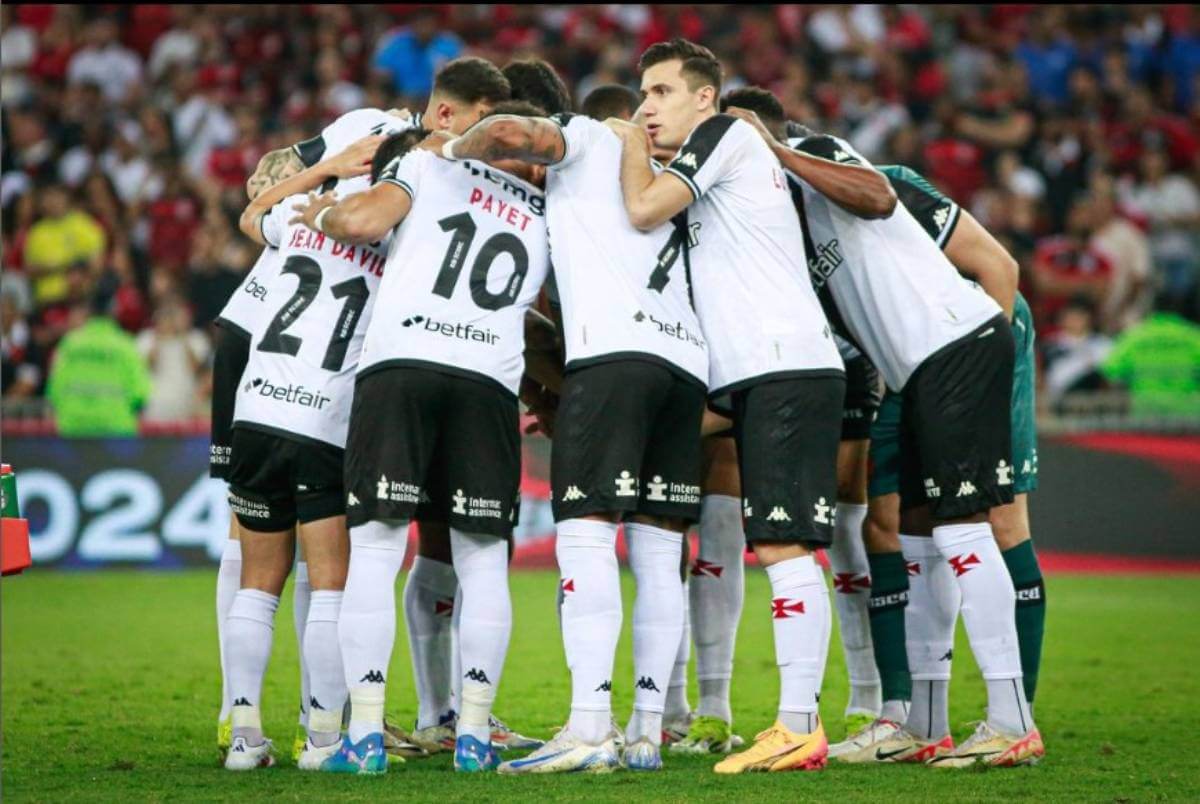 Jogadores do Vasco em clássico contra o Flamengo