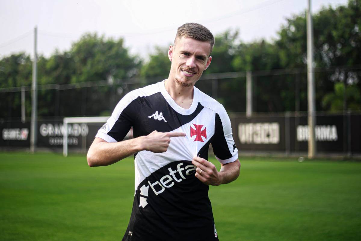 Maxime com a camisa do Vasco