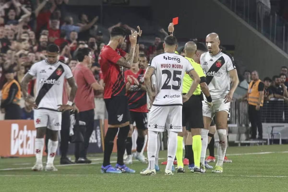 Rayan foi expulso em jogo contra o Athletico-PR