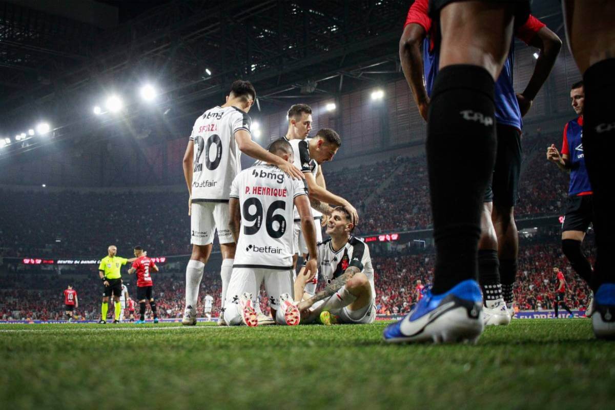 Vegatti em jogo contra o Athletico-PR na Ligga Arena