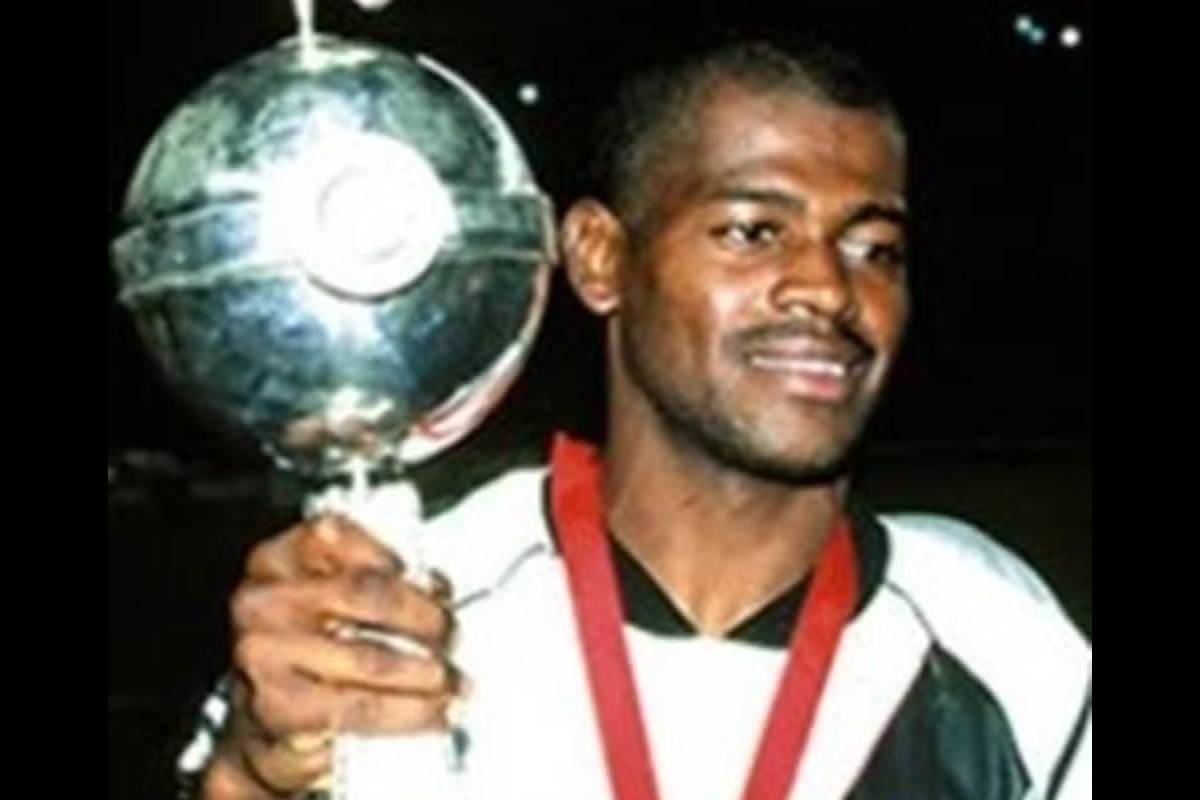 Vitor foi campeão pelo Vasco na Libertadores de 1998