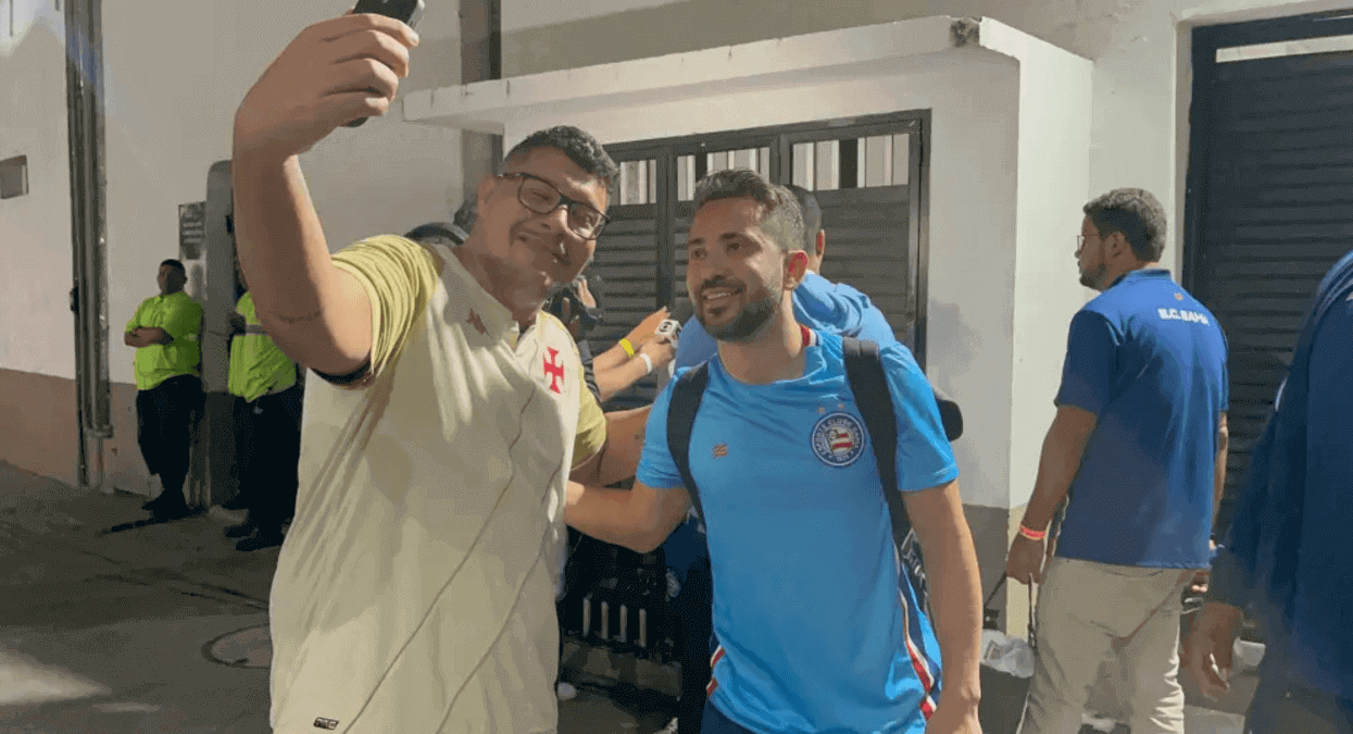 Everton Ribeiro tira fotos com torcedores do Vasco