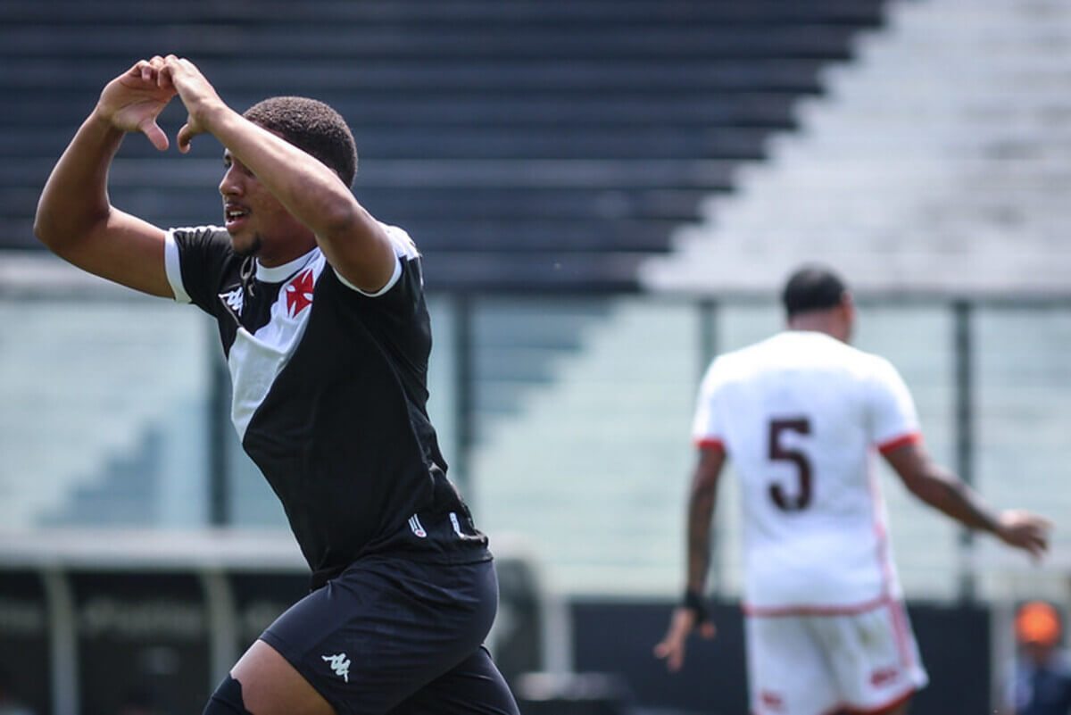 Léo Jacó comemora gol do título carioca sub-20 pelo Vasco