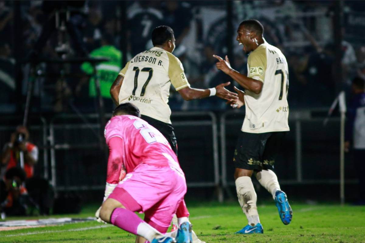 Emerson e Rayan comemorando gol contra o Bahia