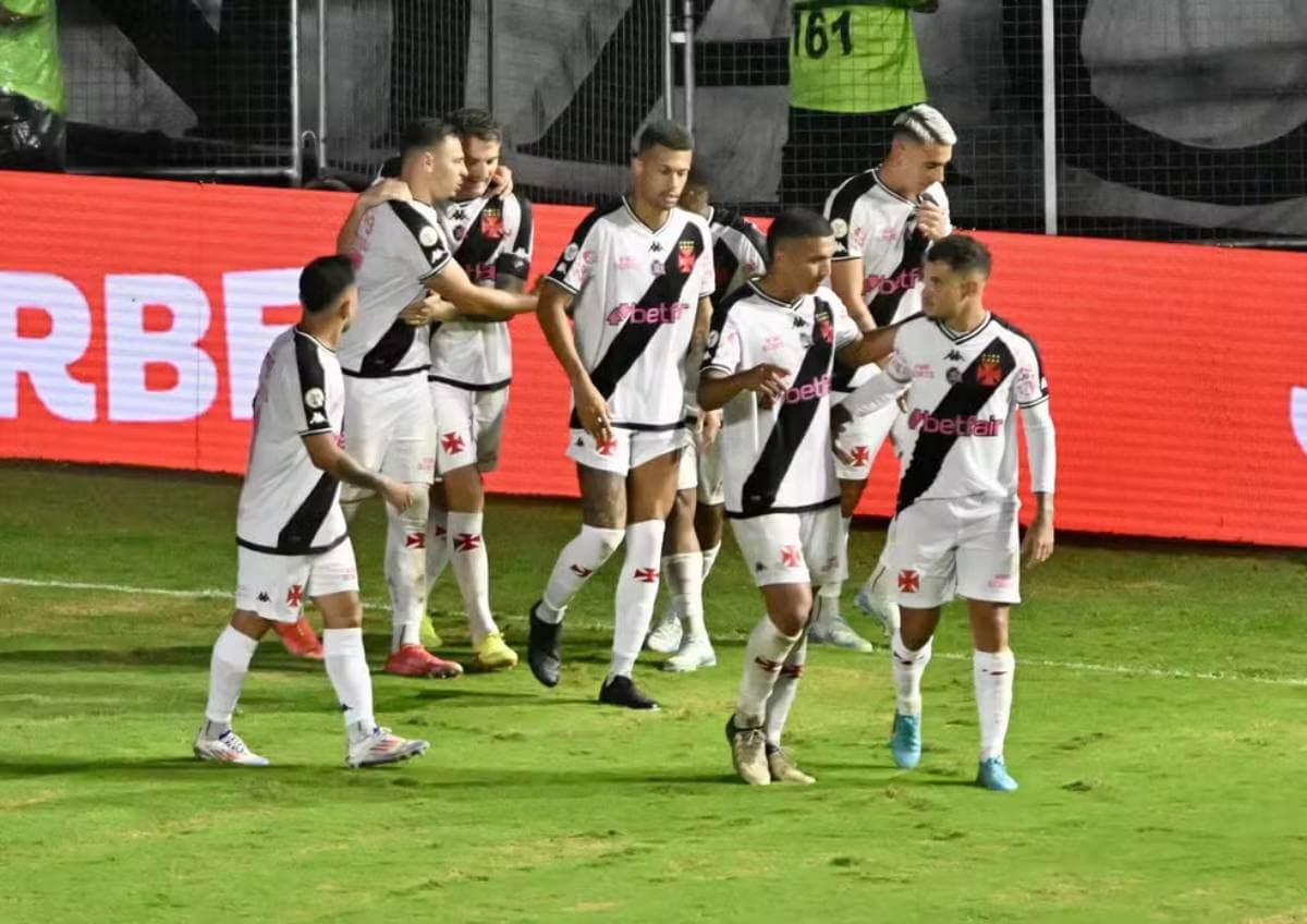 Jogadores comemorando gol contra o Cuiabá