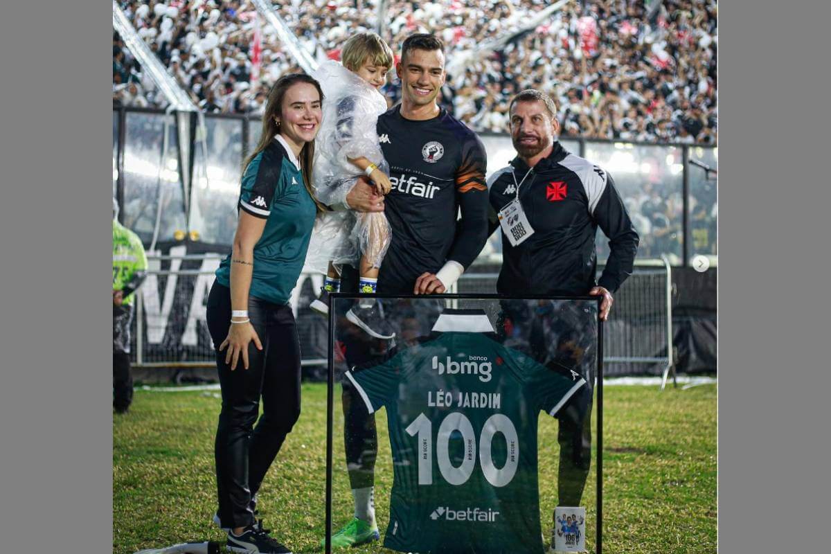 Léo Jardim completa 100 jogos e é homenageado pelo Vasco