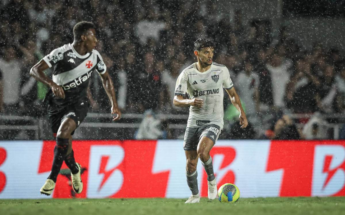 Léo em jogo contra o Atlético-MG em São Januário