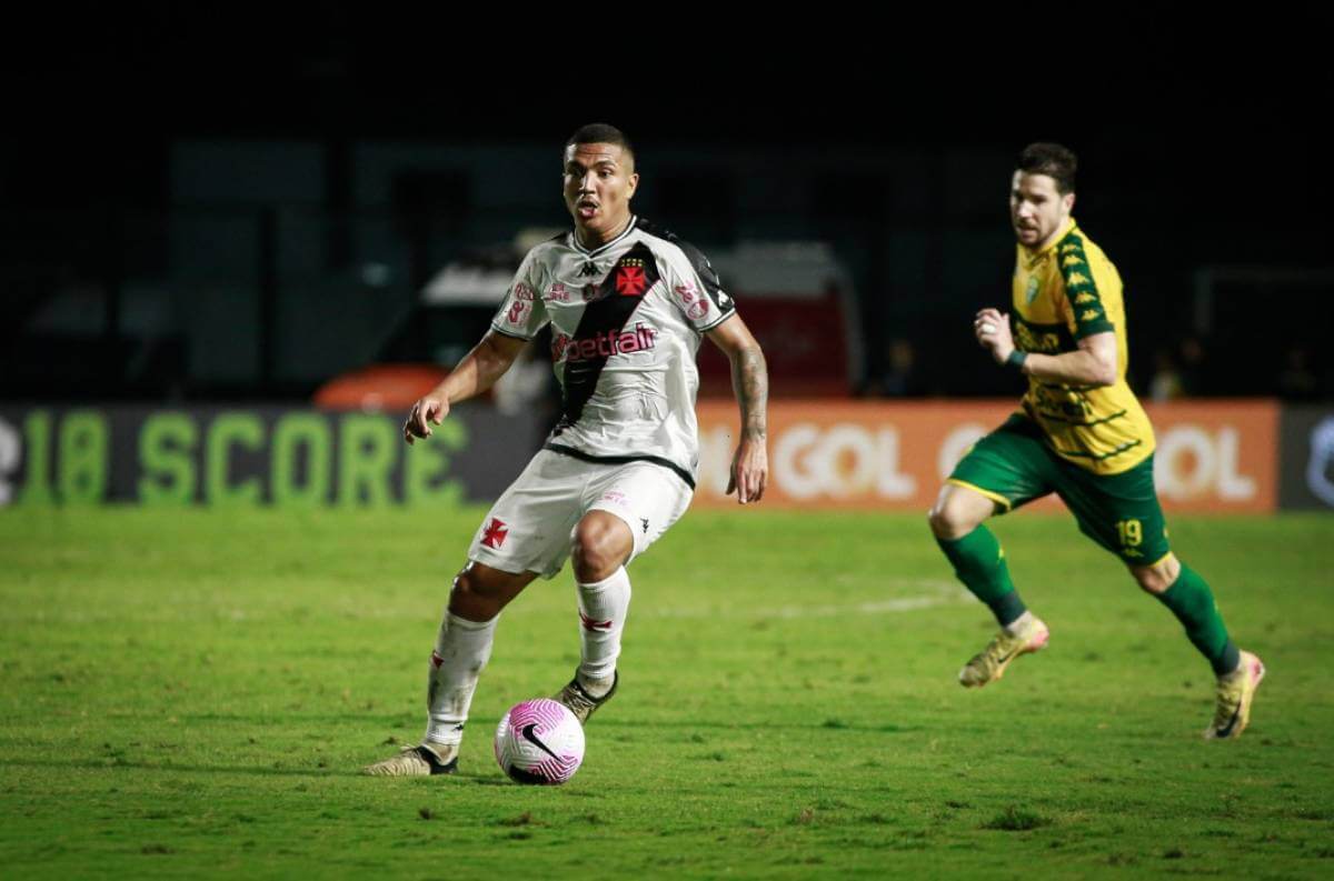 Mateus Carvalho em jogo contra o Cuiabá