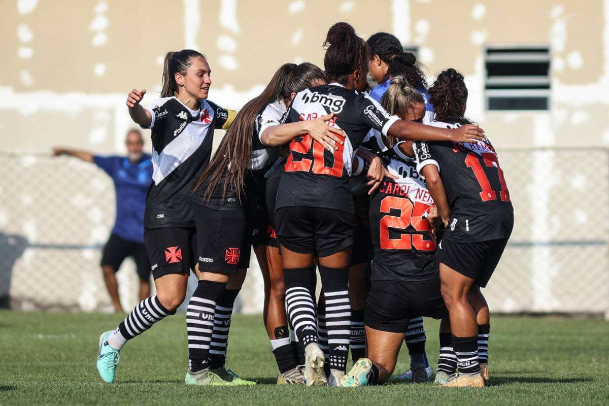 Meninas do Vasco comemorando gol