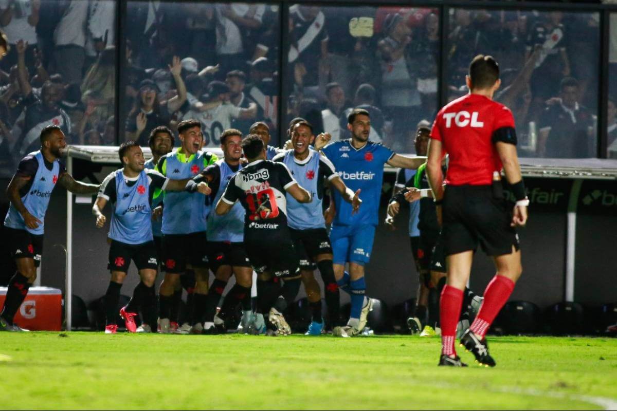 Payet e jogadores comemorando gol em SJ