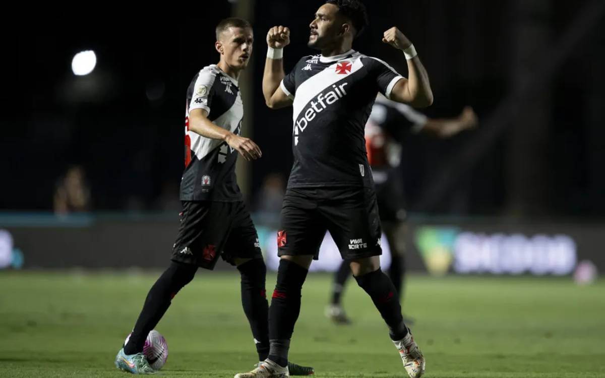 Payet comemorando gol contra o Juventude