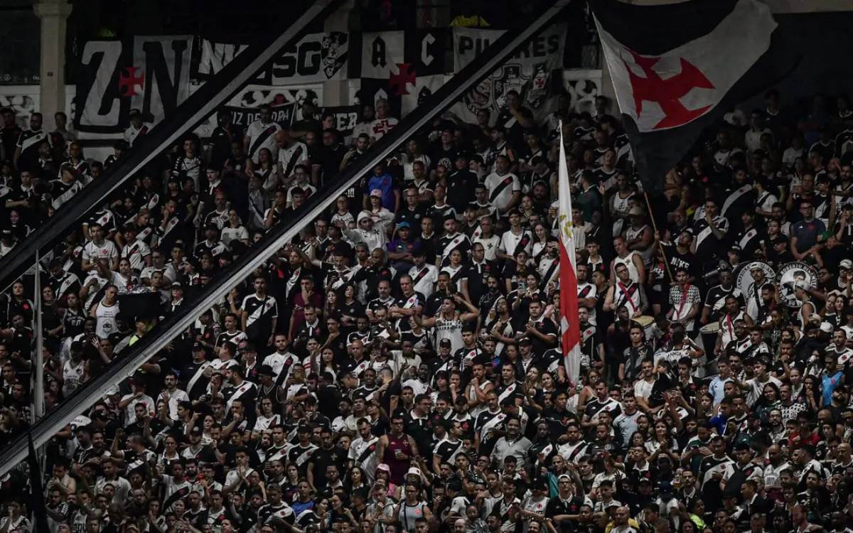 Torcida do Vasco em jogo contra o Cuiabá, em São Januário