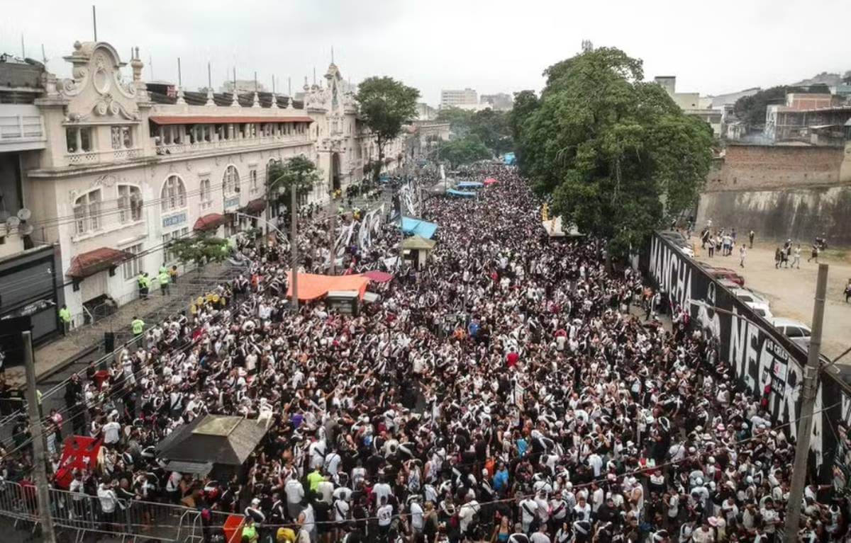 Torcida do Vasco nos arredores de São Januário