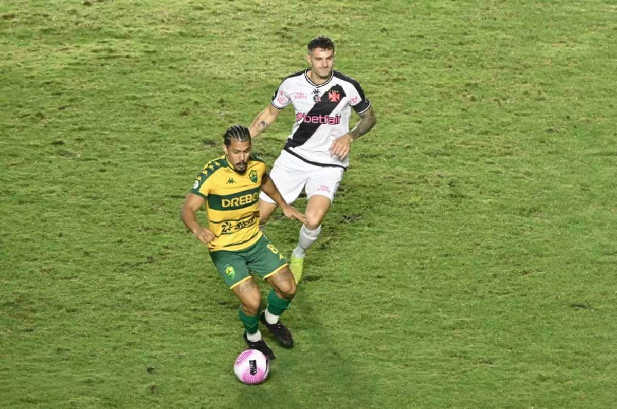 Vegetti em jogo contra o Cuiabá