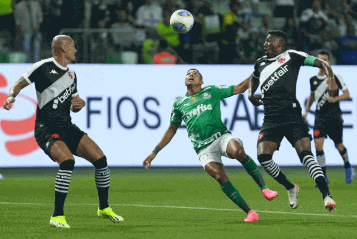 Maicon e Léo, zagueiros do Vasco, em ação contra o Palmeiras