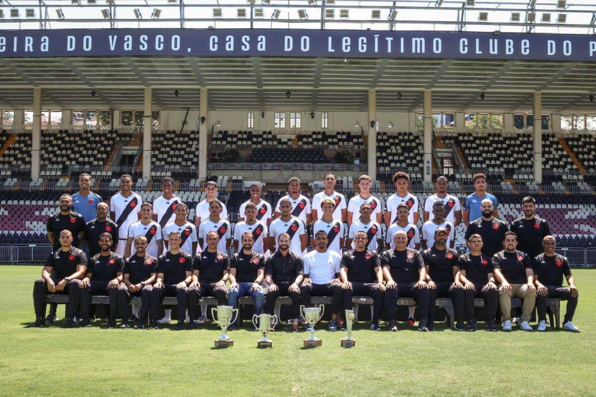 Sub-20 do Vasco posa com títulos conquistados em 2024