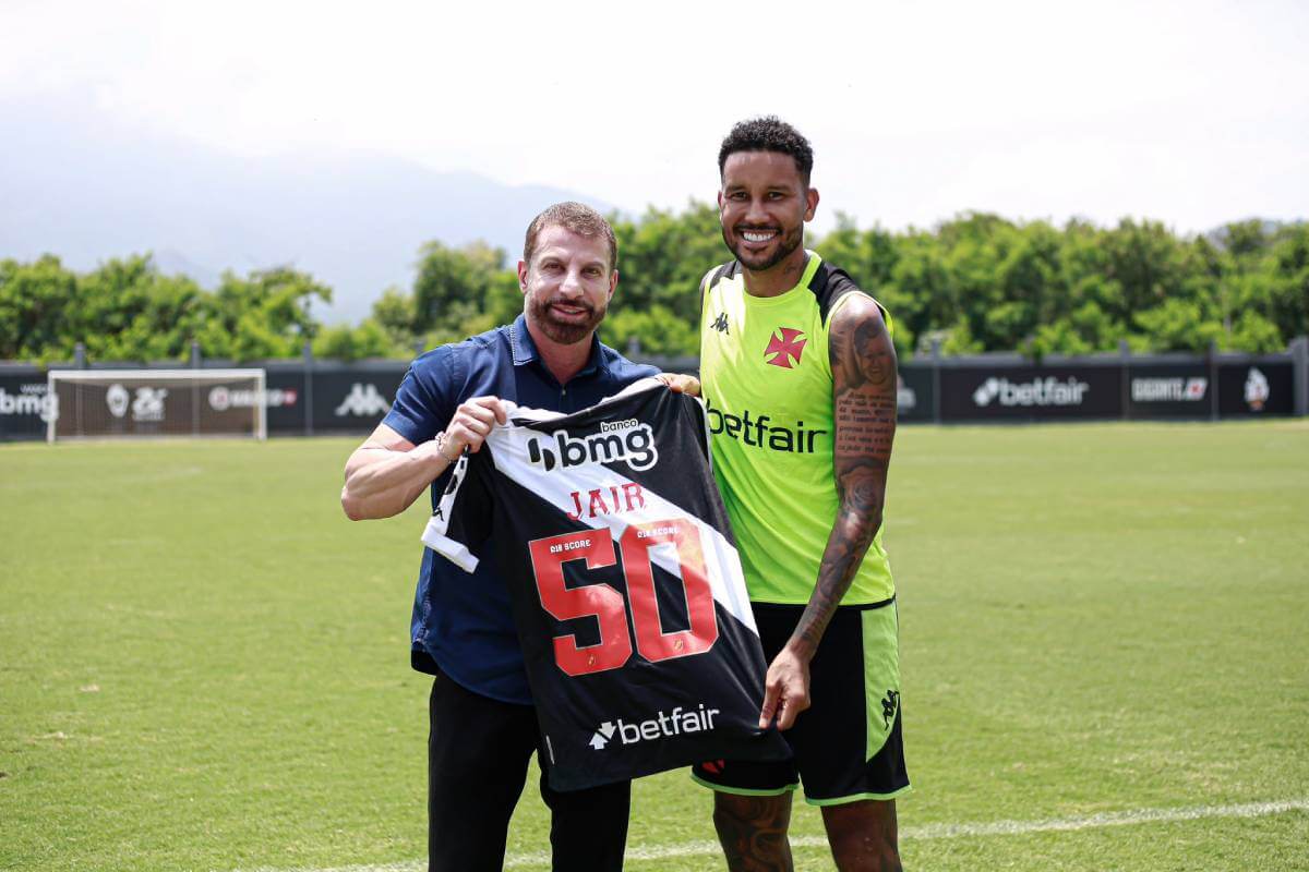 Jair recebe homenagem por completar 50 jogos pelo Vasco