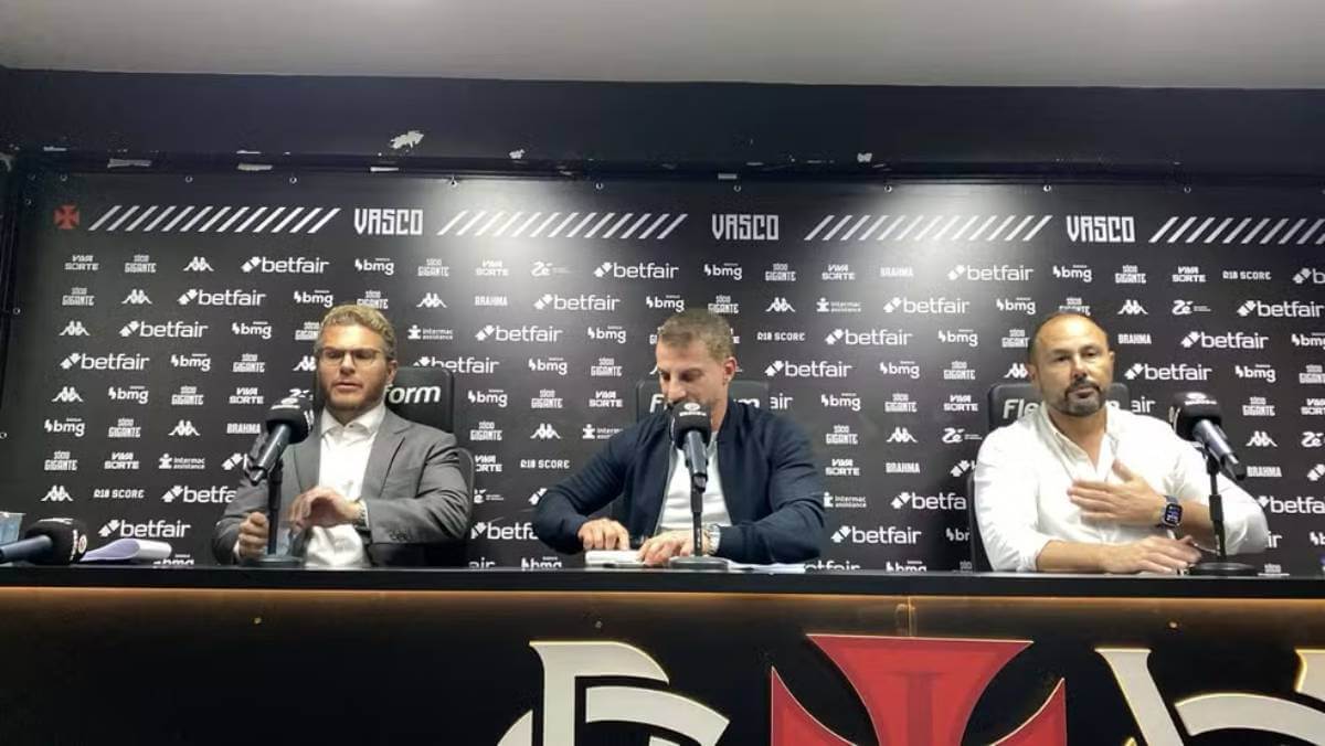 Pedrinho em entrevista coletiva no Vasco